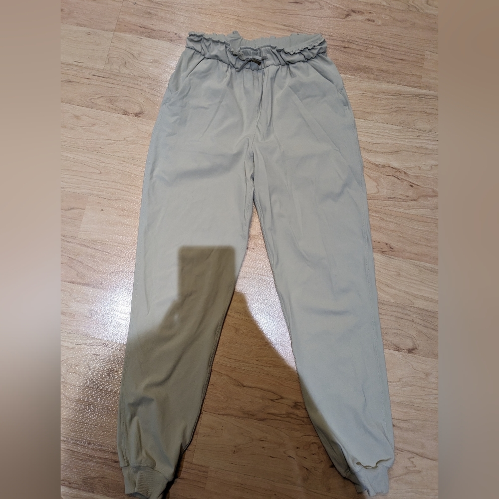 Lululemon high rise stretch trench size 4 joggers